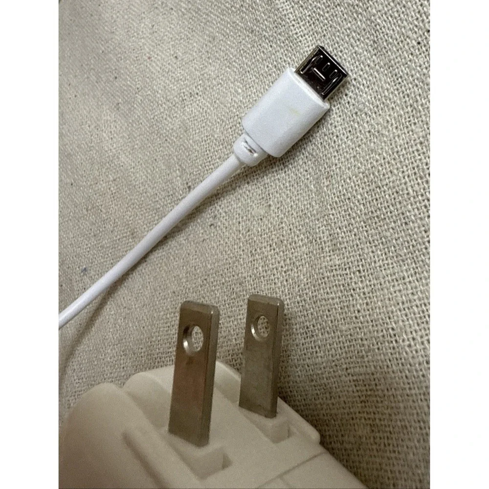 Apple 12w USB Charger Adapter for iPhones with‎ lightning cable included